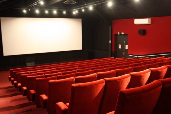 Cinéma : l'embouteillage de plus de 400 films qui attendent la réouverture des salles